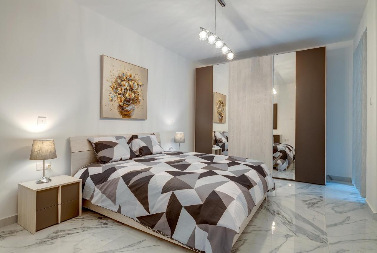 Cosy Apartment Steps To St George'S Bay Сент Джулианс Экстерьер фото