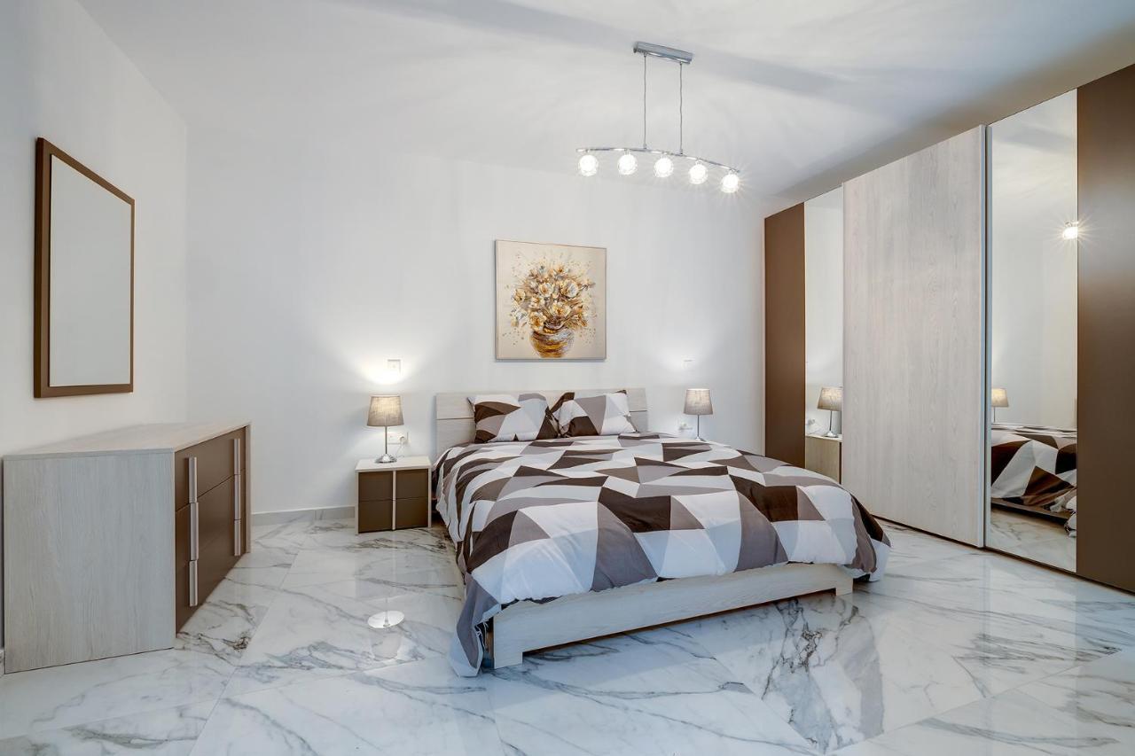 Cosy Apartment Steps To St George'S Bay Сент Джулианс Экстерьер фото
